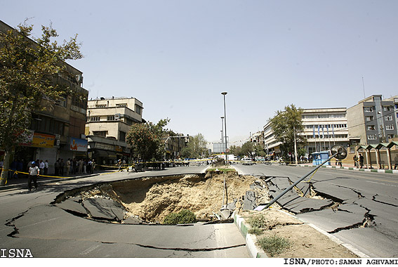 درپي نشست بخشي ازخيابان نواب؛
ساكنان محل از مسولان خواستند تكليفشان را روشن كنند
مدير ايستگاه منطقه يك آتش‌نشاني تهران: تذكرات لازم مبني بر تخليه محل داده شد