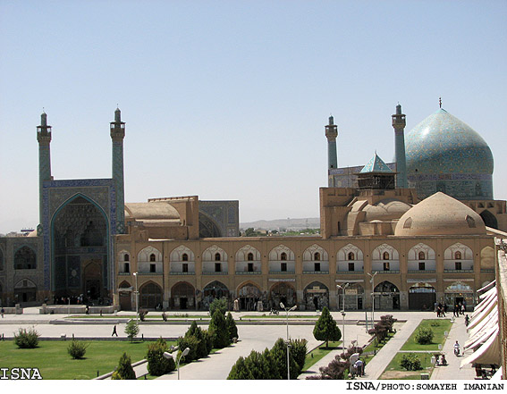 درپي ايجاد شدن ترك در مغازه‌هاي ميدان نقش جهان،
برخي كسبه‌ي بازار اصفهان نسبت به آسيب‌هاي واردشده هشدار دادند