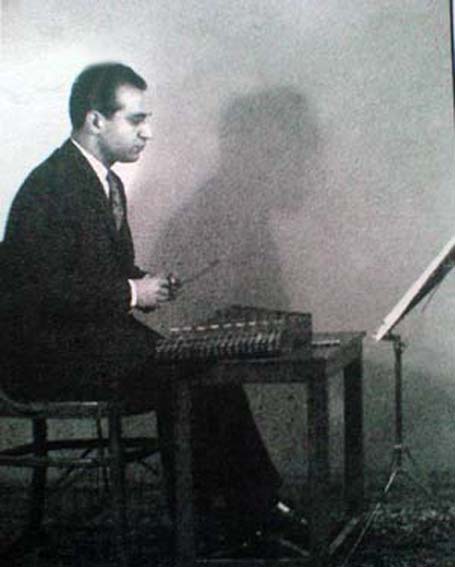 داريوش پيرنياكان: 
سنتور با نام فرامرز پايور عجين شده است