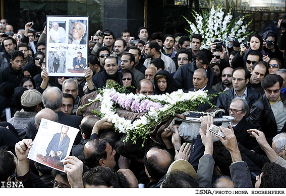 «سينه مالامال درد است اي‌دريغا مرهمي»
اهالي موسيقي «فرامرز پايور» را به قطعه هنرمندان بدرقه كردند