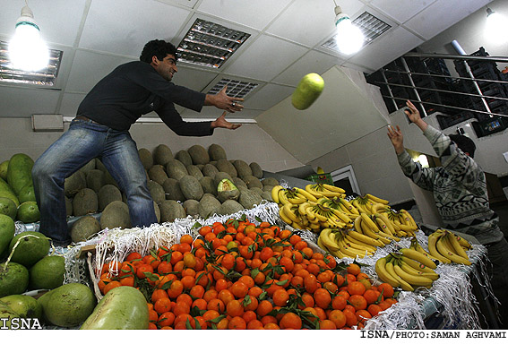 /آخرين قيمت انواع ميوه در ميادين/
* ورود گلابي‌هاي چيني منطقه شهريار
* پياز سفيد 250 و سيب‌زميني 400 تومان
* گيلاس تك دانه مشهد 3500 و سيب دماوند 800 تومان