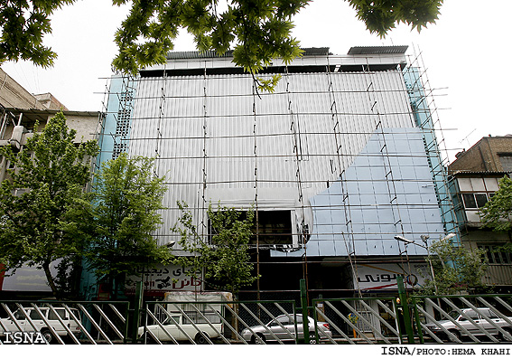 با وجود نامشخص بودن وضعيت بازسازي
نماي عمومي سينما «جمهوري» 17 ماه پس از آتش‌سوزي درست شد