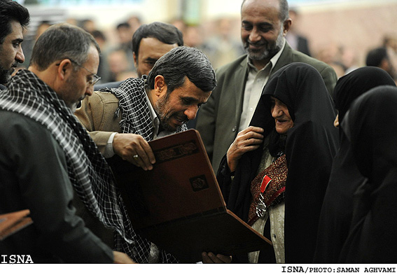 اعطاي «نشان ملي ايثار» به هفت تن از خانواده‌هاي شهيدان استان البرز