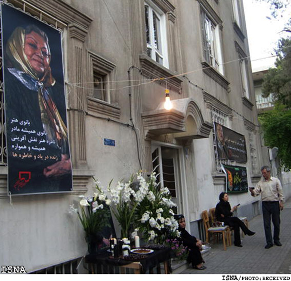 در اولين شب جمعه‌ي بدون او
هنرمندان و علاقه‌مندان در خانه حميده خيرآبادي