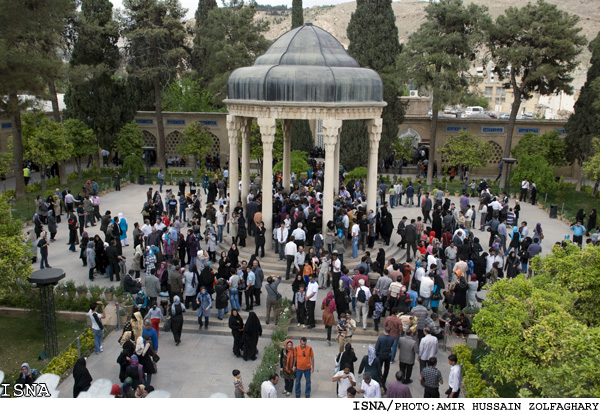 امام جمعه شيراز:
حافظ يك شاعر استثنايي در تاريخ به‌شمار مي‌رود