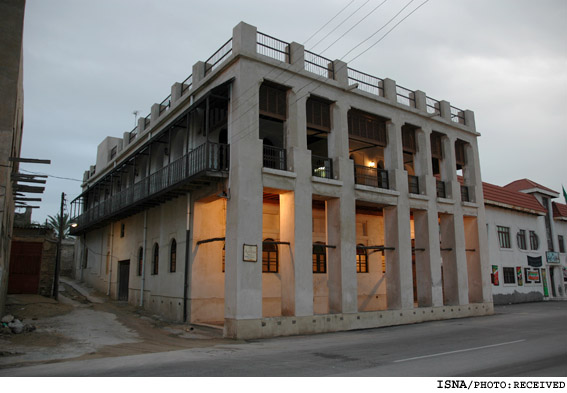 يك استاد رشته‌ي معماري:
بافت تاريخي بوشهر هنوز عناصري براي حفظ كردن دارد