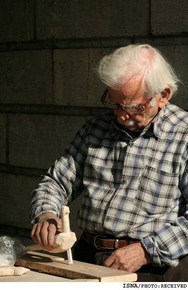 «پيرمردي كه بعد از كما هنرمند شد» 
وقتي «حاضر مشار» را «كامبيز درم‌بخش» كشف كرد