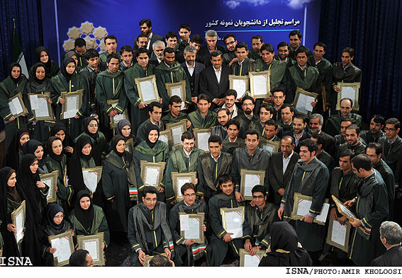 اسامي دانشجويان نمونه وزارت علوم منتشر شد
تحصيل نيمي از دانشجويان نمونه كشوري در پايتخت
مردان ، بيش از 70 درصد دانشجويان نمونه امسال