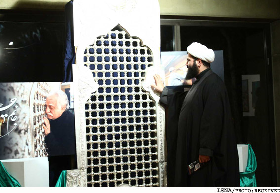 در مراسم افتتاح هفته فرهنگ و هنر قم،
بخشي از ضريح سيدالشهدا در فرهنگسراي نياوران رونمايي شد