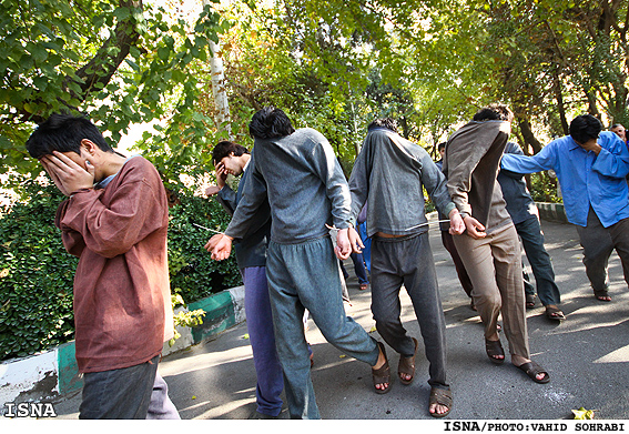 دستگيري باند سارقان وسايل داخل خودرو در كرج